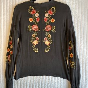 Ivory women’s gray long sleeve blouse with floral accents size medium